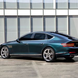 Die Dachlinie des G80 erstrckt sich weit bis ins Heck und hat coupéhafte Züge.(Bild:  Genesis)