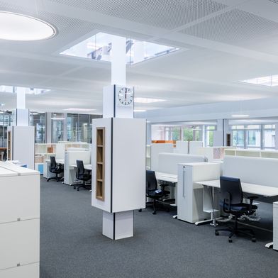 Eine gute Lichtplanung strukturiert das Gruppenbüro und trennt mit differenzierter Beleuchtung unterschiedliche Nutzungszonen visuell.  (Bild: licht.de/Trilux)