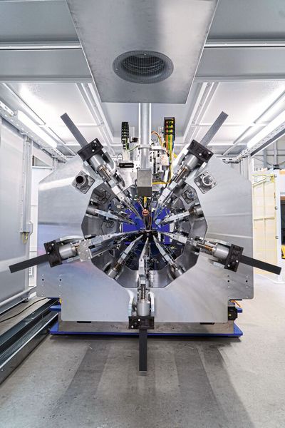 Dank ausgeklügelter Spanntechnik läuft die Naht exakt unter der stehenden Laseroptik hindurch und wird absolut gleichmäßig, ohne jede Verdrehung Stoß auf Stoß gehalten geschweißt. (Bild: Weil Technology)