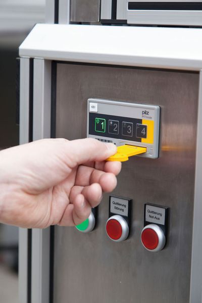 Security: Als Betriebsartenwahlschalter ermöglicht der PITmode das sichere Umschalten zwischen definierten Betriebsarten. Die Auswahl der Betriebsart erfolgt durch Stecken eines Transponder-Schlüssels und Betätigen der für die Betriebsart definierten Taste. Jeder Schlüssel ist individuell kodiert, was Manipulationen vermeidet. (Pilz.)