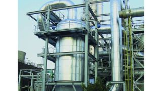 In Kombination mit dem EnviNOx-Verfahren von Uhde helfen Zeolith-Katalysatoren von Süd-Chemie in Düngemittelfabriken die Lachgasemissionen in der Salpetersäureproduktion zu reduzieren.  (Bild: Uhde)