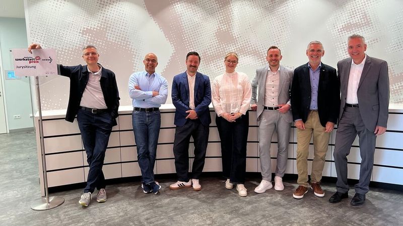 Das war die Jury des Deutschen Werkstattpreises 2025 (v.l.):Jan Rosenow von »kfz-betrieb«, Marcus Aquilla von ATE, Florian Zaha von LKQ DACH , Andreas Grasser und Tamina Bazing von Würth, Wolfgang Hennig von der GTÜ und »kfz-betrieb«-Chefredakteur Wolfgang Michel.    (Bild: VCG)