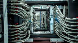 A look into the tool area of an injection molding machine for thermoplastic processing at RKT. The process is ideal for high volumes. However, many also believe that 3D printing will eventually be just as good. Therefore, both processes are examined more closely here. (Image:RKT)