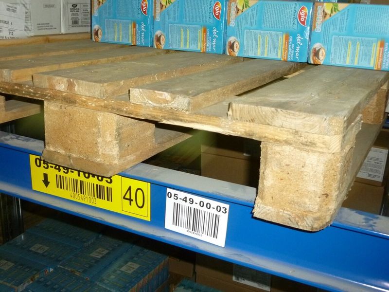 Die Regalplätze im Lager sind mit einem Barcode gekennzeichnet. Das erleichtert die Kommissionierung im Alltag. (Bilder: Vocollect)