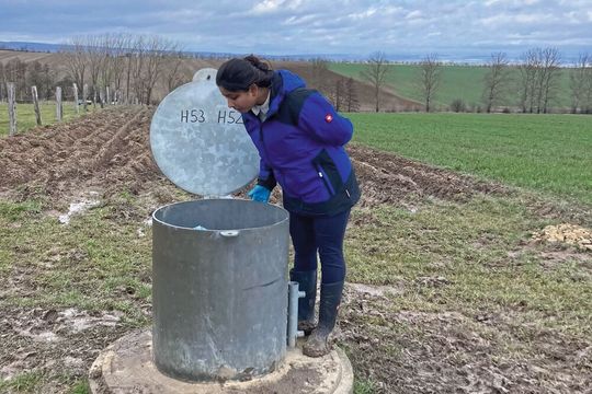 Doktorandin Alisha Sharma am Grundwasserbrunnen mit eingesetzten passiven Probennehmern.(Bild:  Beatrix M. Heinze)