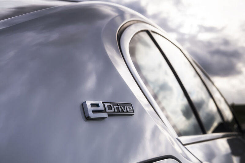 Äußerlich erkennt man den Plug-in-Hybriden am e-Drive-Schriftzug. (BMW)