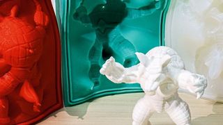 Eine Gussform für die Gussform! Oder: die Herstellung eines Objekts durch das Metamold-Verfahren. Die Metamolds (rot) werden zur Herstellung der Silikonformen verwendet (grünliche und weiße Formen). Diese Silikonformen können dann wiederholt zum Formen von Replikaten (vorne Mitte) verwendet werden, beschreibt das IST Austria diese einfache Werkzeugbau-Idee. (Luigi Malomo)