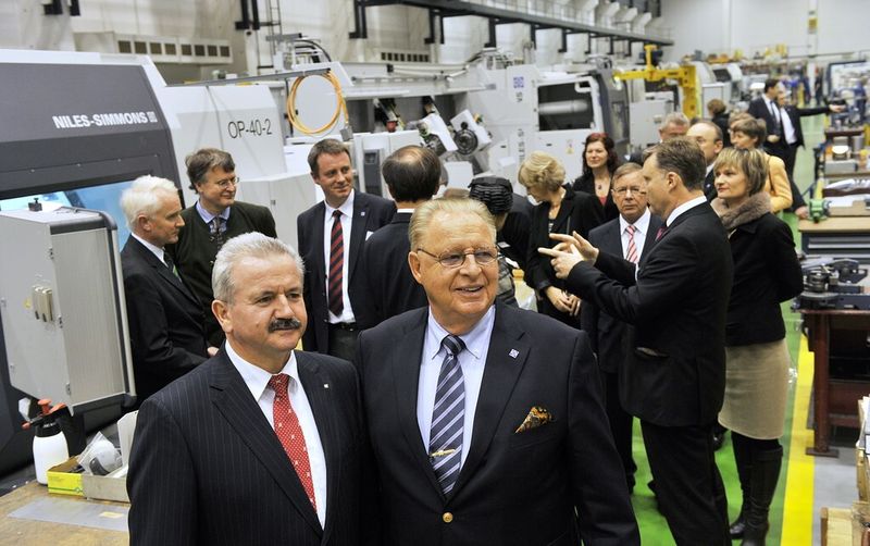 Prof. Dr. Raimund Neugebauer, Präsident der Fraunhofer Gesellschaft (li.), mit Prof. Dr. Hans J. Naumann beim Firmenrundgang. (Bild: Wolfgang Schmidt)