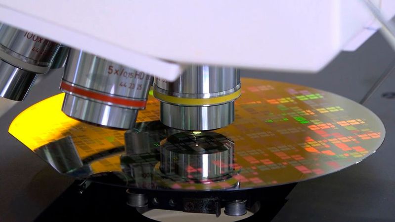 Halbleiter aus Siliziumkarbid in der Bosch Waferfab in Reutlingen.(Bild:  Bosch)