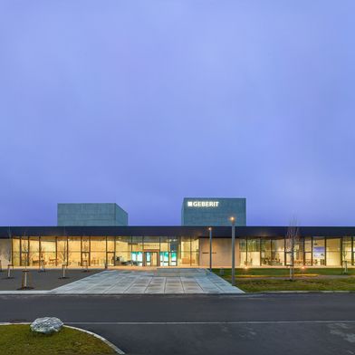 Drei große, zentrale Kuben stoßen durch die Dachfläche und markieren die zentralen Kompetenzfelder des Unternehmens. Sie sind von außen weithin sichtbar.  (Bild: Roland Halbe )