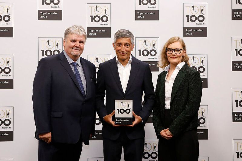 Die Efen GmbH produziert Sicherungseinsätze und Stromverteilungskomponente nach IEC/DIN-Standard. Um Fachkräfte davon zu überzeugen, in die Lausitz zu kommen und für Efen zu arbeiten, bietet das Unternehmen viele Entwicklungsmöglichkeiten und eine Förderung für Kreativität und Entfaltung. Jüngstes Resultat dieser Innovationsfreudigkeit: eine digitale Schaltleiste zur Steuerung des Stromnetzes, die Efen zusammen mit einem großen Energieversorger entwickelt hat. Von links: Thomas Münch (Geschäftsführer), Claudia Leschke (Assistenz der Geschäftsführung). (Bild: KD Busch/compamedia)