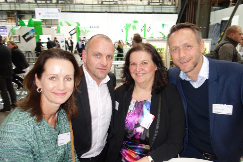 Katja Neumann mit Alex Bruchhage, ALSO, Lilli Kos, IT-BUSINESS, und Guido Forsthövel, BenQ. (Bild: IT-BUSINESS)