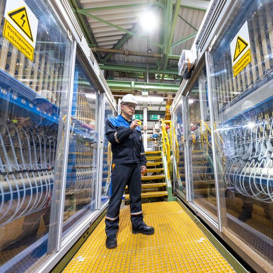 Covestro benötigt für den Betrieb seiner Anlagen große Mengen Energie – wie hier in der Chlorelektrolyse. Der Strom dafür soll bis 2035 zu 100 % aus erneuerbaren Quellen kommen. Covestro benötigt für den Betrieb seiner Anlagen große Mengen Energie – wie hier in der Chlorelektrolyse. Der Strom dafür soll bis 2035 zu 100 % aus erneuerbaren Quellen kommen.
