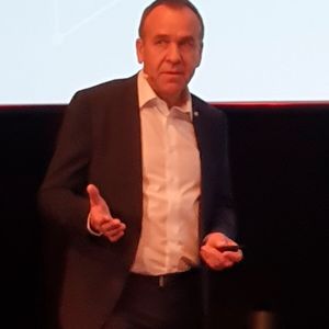 Thomas Schwerwietes, Evonik Industries, ergänzte: „Wir fangen in der Automatisierungstechnik ja nicht bei Null an, sondern das Fundament für autonome Anlagen ist bereits gelegt.“(Bild:  Kempf/VCG)