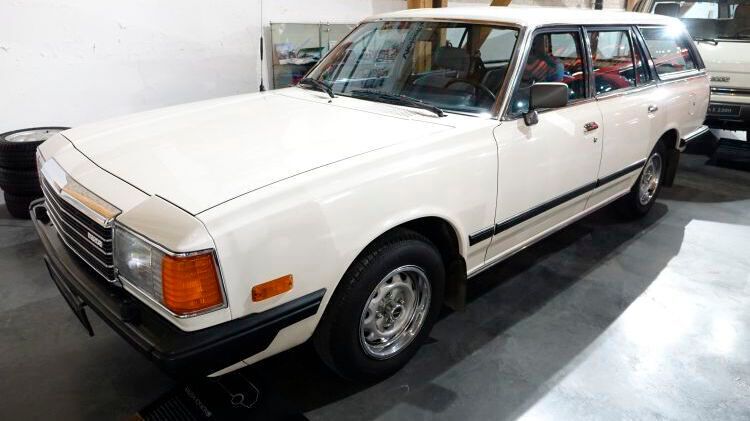 1982 kam die zweite Generation des Mazda 929 („HB“) mit einer moderneren, weniger barocken Karosserieform auf den Markt. Auch sie trieb ein 2,0-Liter-Vergasermotor mit 66 kW/90 PS an. Sogar eine Autogasvariante ist erhältlich. Neben der Limousine gab es hierzulande auch ein 929 Coupé. Im Unterschied zur Limousine verfügte es über versenkbare Doppelscheinwerfer und eine analoge Instrumentenanzeige in digitaler Optik. (Bild: Dominsky/»kfz-betrieb«)