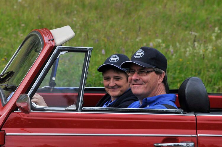 Alte Bekannte: Innungsgeschäftsführer Andreas Brachem mit seiner Frau Andrea waren im VW Käfer auf Tour.  (Bild: Zietz/»kfz-betrieb«)