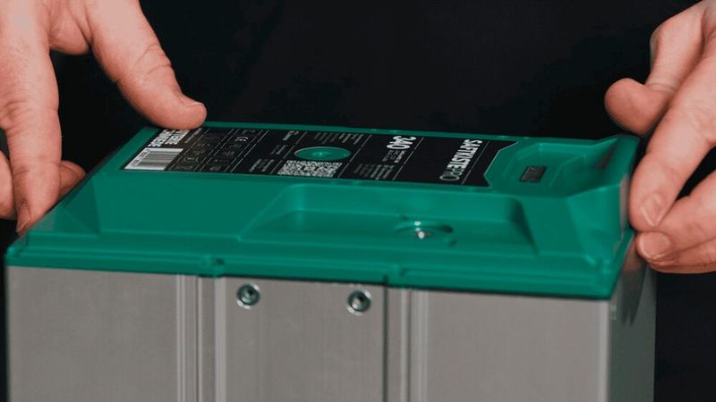 Der fertige, von Xometry, speziell für das Spritzgießen konzipierte Deckel für die „Saftkiste“ von Batterieschmiede aus Memmingen. Auf das erste Prototypenteil musste der Hersteller nur gut zwei Wochen warten. (Bild: Xometry)