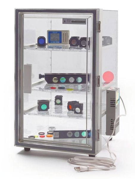 Abb. 3: Automatik-Desiccator aus transparentem PVC-Material mit drei Regalböden. Die Dehydratisierung erfolgt hier mittels eines vollautomatischen Entfeuchtungssystems.  (Bild: AHF Analysentechnik)