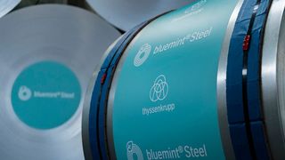So sehen die Coils aus, die aus CO2-reduziertem Stahl von Thyssenkrupp Steel bestehen. Dieses Material ist aber knapp, heißt es. Deshalb hat sich Mercedes-Benz jetzt die Belieferung mit dem grünen Stahl mal lieber gesichert. Lesen Sie ... (Bild: Thyssenkrupp Steel Europe)