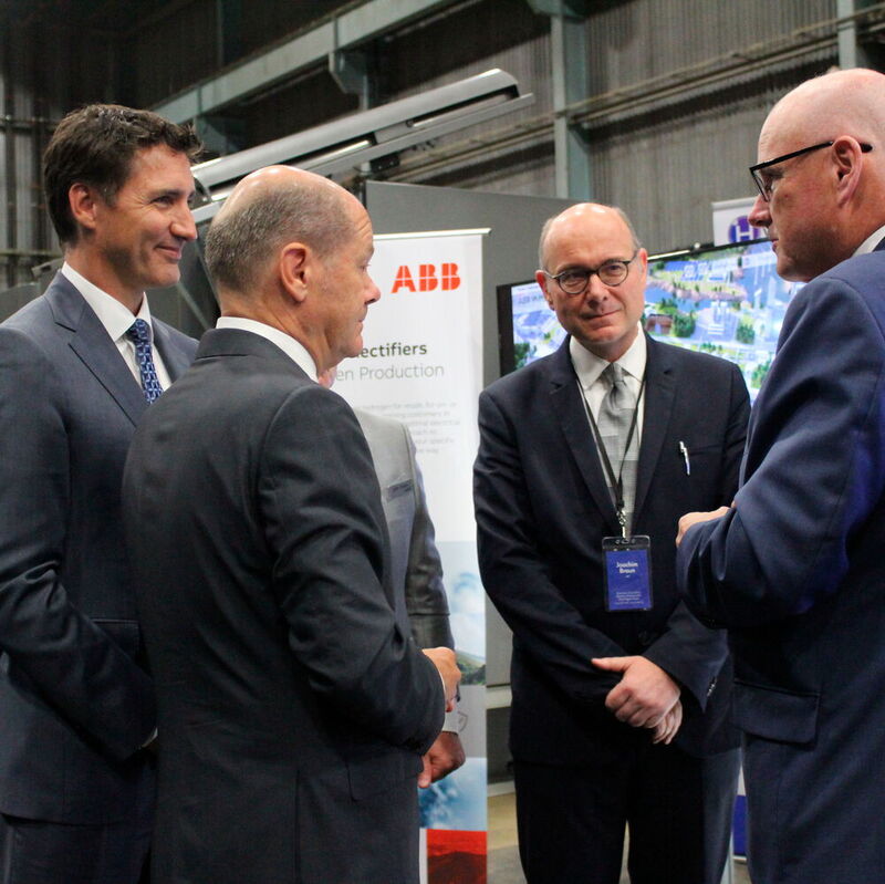 Der kanadische Premierminister Justin Trudeau und der deutsche Bundeskanzler Olaf Scholz erörtern die Bedeutung der Erzeugung von grünem Wasserstoff für die wirtschaftliche und energiepolitische Zukunft der beiden Länder. Sie trafen Joachim Braun, Präsident von ABB Process Industries, und Andrew Stuart, CEO von Hydrogen Optimized.