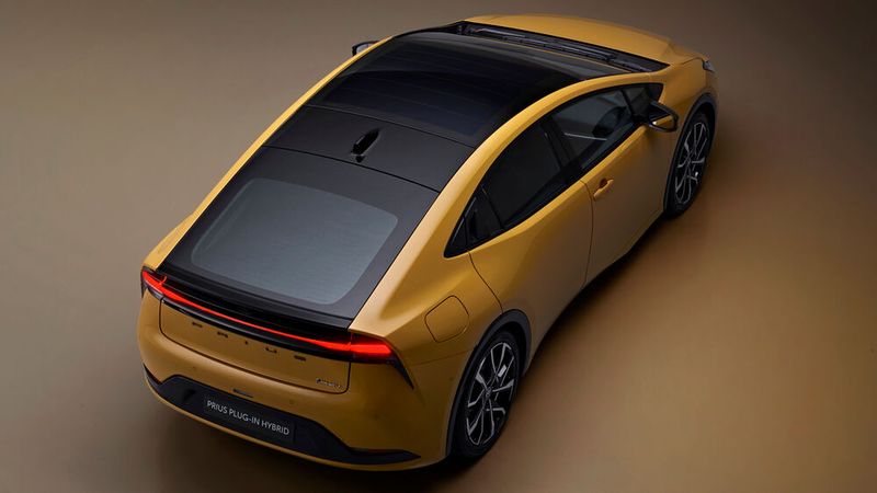 Optional ist ein Solardach für mehr Reichweite zu haben. (Bild: Toyota)