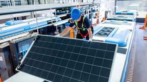 Das nachrüstbare Solarpanel liefert Strom zur Unterstützung des 24-Volt-Bordnetzes. (Bild: ZF)
