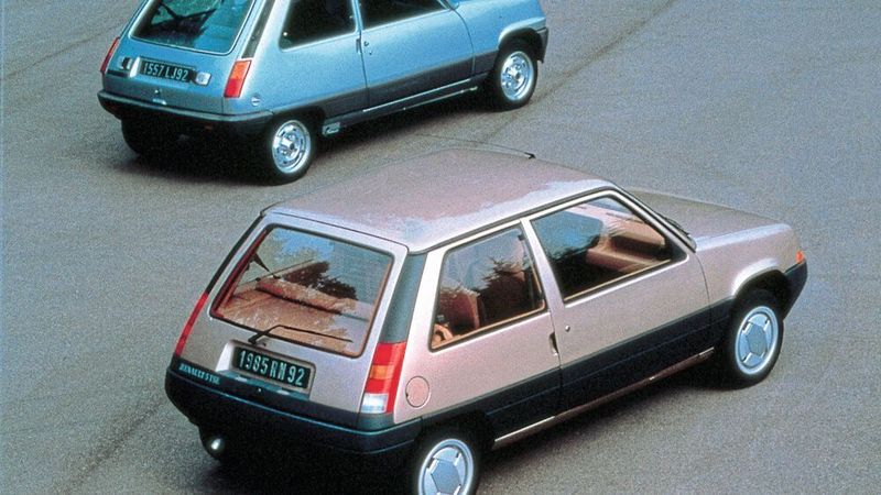 1984 vorgestellt, kam im Januar 1985 der neue R5 auf den Markt. Auch wenn die von Marcello Gandini gestaltete Form des „Supercinq“ dem Urmodell entsprach, basierte dieser mit seinem quer eingebautem Motor im Wesentlichen auf dem Renault 9.  (Renault)