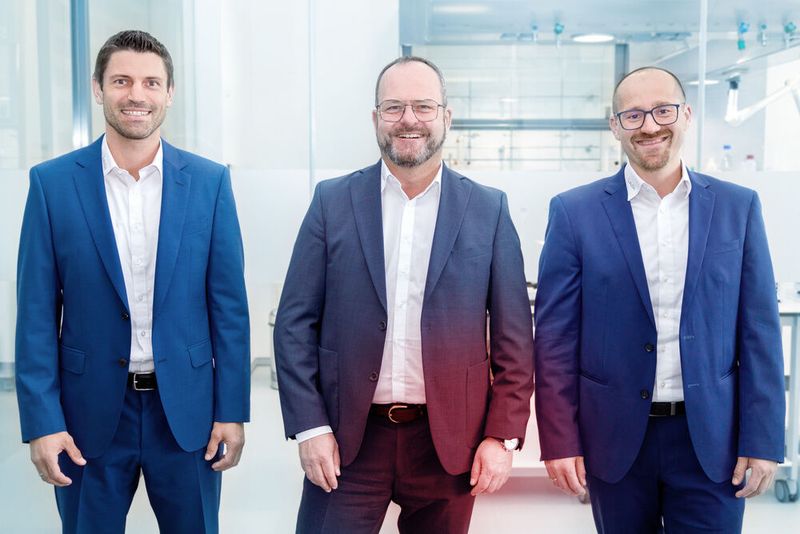 Dr. Gunther Wobser (Mitte), Geschäftsführender Gesellschafter bei Lauda, setzt auf die bewährte Zusammenarbeit mit Felix Heinrich-Bignasse (links, Leiter Vertrieb Global) und Enrico Bossart (rechts, Leiter Produktmanagement & Service) zur weiteren Stärkung der Marktposition. (Bild: Lauda)