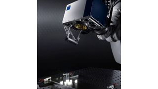 Neue Generation programmierbarer Fokussieroptik von Trumpf startet eigenständig die Remotebearbeitungsprozesse. Die intelligente Scanneroptik I-PFO ermögliche die effiziente Produktionsprozesse „On-The-Fly“. Denn die Scanneroptik kennt ihre Position im Arbeitsraum der Roboterzelle, wie es heißt. (Trumpf)