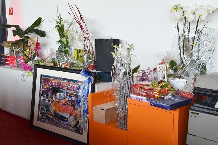 Dem Anlass angemessen gingen zahlreiche Geschenke zur Eröffnung ein. (Foto: Grimm)