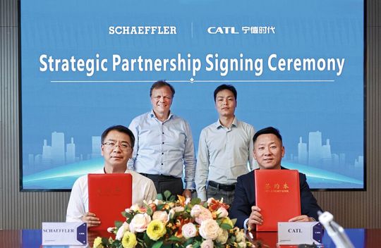 Vorne (v. l. n. r.): Dr. Xiangbin Chen, President E-Mobility Schaeffler Greater China, und Oscar Luo, Executive President und Head of Global Business Development bei CATL;  hinten (v. l. n. r.): Thomas Stierle, Vorstand E-Mobility der Schaeffler AG, und Dr. Bruce Li, Executive President Quality Systems bei CATL.(Bild:  CATL)