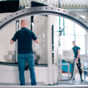 Blick auf ein Gehäuseteil eines Franke-Lagers. Diese Komponenten entstehen per CNC-Fertigung. Bei Franke treffen übrigens Manufaktur und digitale Fertigung als Erfolgsfaktoren des Geschäfts gewinnbringend aufeinander.(Bild:  Franke)