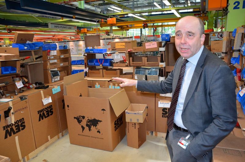 Vorstufe zur Produktionsinsel: Wie früher wird mit Pappkartons, Post-it's und Werkzeugen das künftige Montieren auch in der Schaufensterfabrik durchgespielt.  (Bild: Jablonski)