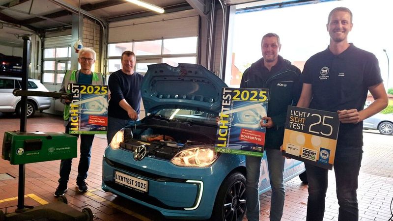 Die Kfz-Innung Meppen sowie die Kfz- und Zweirad-Innung Lingen laden alle Verkehrsteilnehmenden ein, ihre Fahrzeuge und Fahrräder kostenfrei überprüfen zu lassen. Autofahrer, die den Licht-Sicht-Test erfolgreich absolvieren, erhalten die neue Plakette 2025 für die Windschutzscheibe. Diese präsentierten (v. l.) Heinz-Bernhard Brink, Jürgen Herbers (AOK), Obermeister Daniel Wessels (Kfz-Innung) und Bernd Kaiser (Verkehrswacht). (Bild: Kfz-Innung Altkreis Meppen)