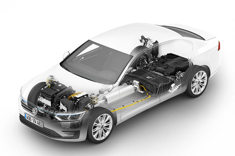 Mit einer Systemleistung von 160 kW/218 PS fährt er im Hybrid-Betrieb über 220 km/h und soll dank Duo-Antrieb im Fahrzyklus NEFZ kombiniert weniger als 2,0 l/100 km verbrauchen und unter 45 g/km CO2 ausstoßen. (Bild: Volkswagen)