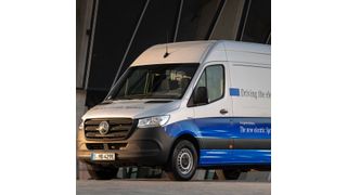 In Kürze steht der eSprinter auch Gewerbekunden zur Verfügung, die lokal emissionsfrei Ware ausliefern, zur Baustelle fahren oder Servicearbeiten erledigen wollen. (© Mercedes-Benz AG)