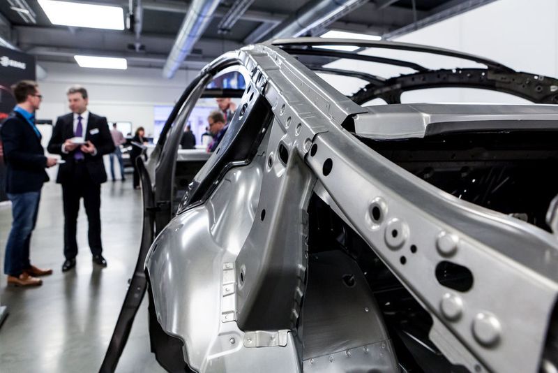 ... und ging am Beispiel der Karosserie des aktuellen BMW 7er auf neue Anforderungen an den Leichtbau ein, die nicht mehr nur auf den Gewichtsverlust fokussieren. (Stefan Bausewein)