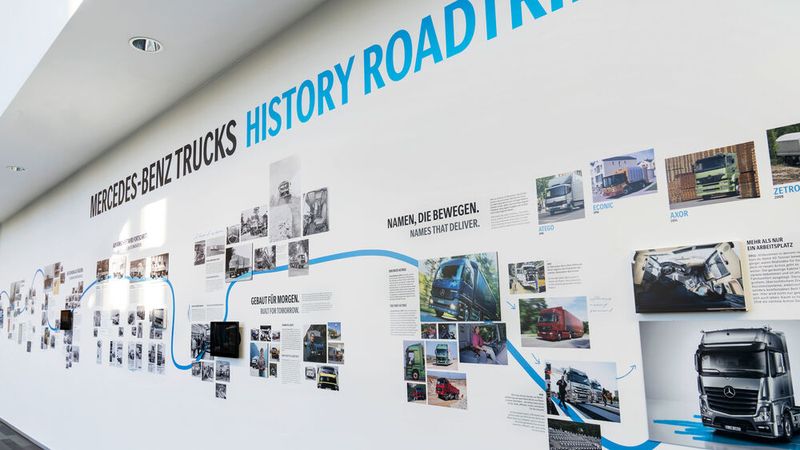 Die History Wall führt durch die Geschichte des Herstellers. (Bild: Daimler Truck AG)
