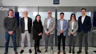 Hufschmied Zerspanungssysteme und CMS haben beschlossen, zusammenzuarbeiten. Von links: Thomas Niefenecker, Roberto Milesi (CMS), Christel Hufschmied (Geschäftsführerin Hufschmied), Matteo Radicioni (CEO CMS), Patrick Pulendran, Mirella Locatelli und Stefano Locher. (Bild: Hufschmied)