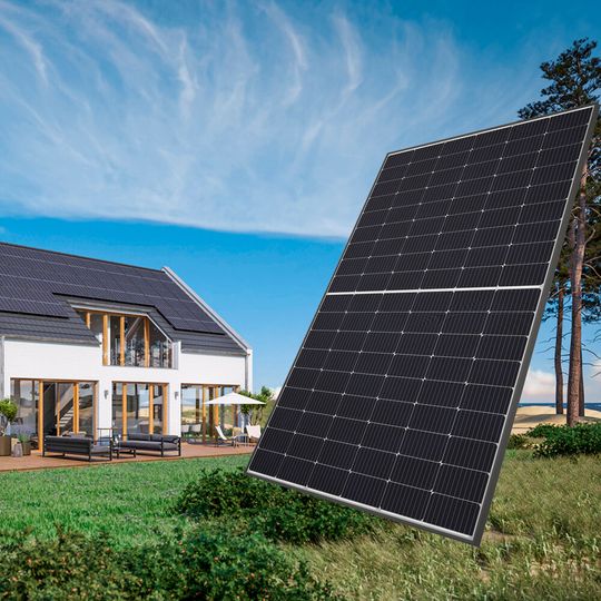 Das monokristalline 410-W-PERC-Silizium-Photovoltaik-Modul NU-JC410B mit 108 Halbzellen hat eine weiße Rückseitenfolie und einen schwarzen Rahmen. (Bild:  Sharp)