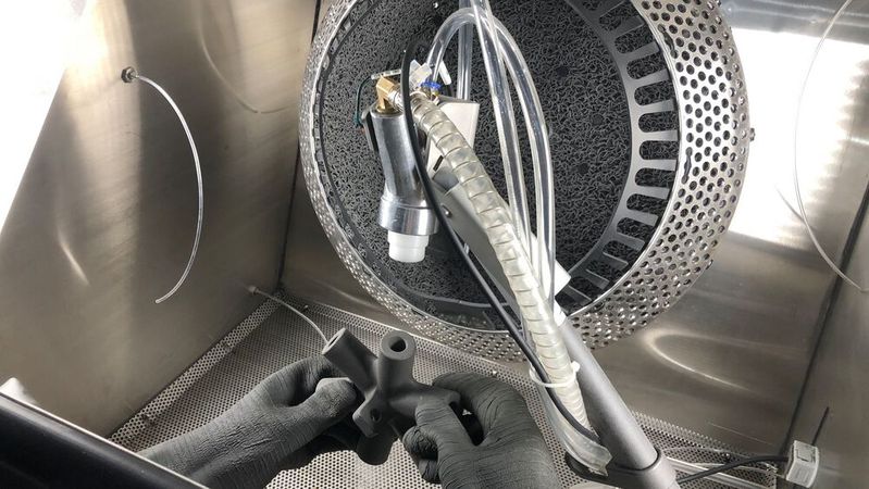 Der Zeitaufwand für die Reinigung lässt sich damit auf gerade einmal 15 Minuten verkürzen – das entspricht einer 80%igen Verringerung der durchschnittlichen manuellen Arbeitsdauer. Das automatisierte System bestrahlt Druckteile mit einem Strahlmittel, während diese in einer Trommel geschleudert werden. So wird loses und halbgesintertes Pulver effizient von der Oberfläche entfernt, um glatte Teile ohne Pulverrückstände zu produzieren. Der Fuse Blast umfasst auch ein optionales Poliersystem für Teile in Endproduktqualität mit glatter, halbglänzender Oberfläche, die bereit für das Lackieren ist.