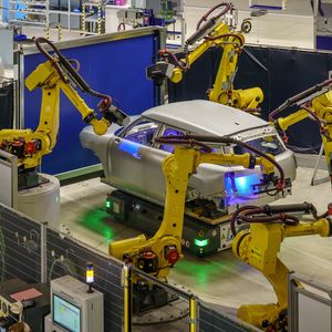 In der Inspektionszelle prüft Surfacecontrol Automotive Roh-Karosserien vollautomatisch und liefert reproduzierbare 3D-Defektdaten für Nacharbeit, Qualitätsauswertung und Prozessoptimierung. (Bild: Micro-Epsilon Messtechnik GmbH & Co. KG)