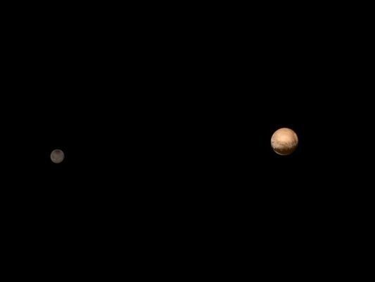 Zwei eisige Welten: Pluto und Charon. (Bild: NASA)