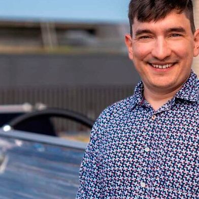 Pioneer Fellow Luca Thommen, im Hintergrund der von ihm entwickelte Solarthermie-Kollektor „Solar Heat“. (Bild: Michel Büchel, ETH Zürich)