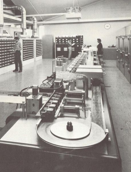 Bild 3: Ein neues Instrument zur Qualitätssicherung von Komponenten ist der 1960 eingeführte CART (Centralized Automatic Recorder and Tester). Das zuverlässige Test und Bewertungssystem prüft 30000 Bauteile gleichzeitig unter harten Umgebungsbedingungen in den Öfen auf der linken Seite und testet sie nochmals automatisch alle 2 s in der Fertigunglinie auf der rechten Seite. (Texas Instruments)
