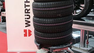 Würth Österreich präsentierte den brandneuen Easy-Lift-Reifentrolley. Er erleichtert das Handling von Kompletträdern beim Transport zwischen Fahrzeug und Reifenservicemaschinen. (Bild: Holz)