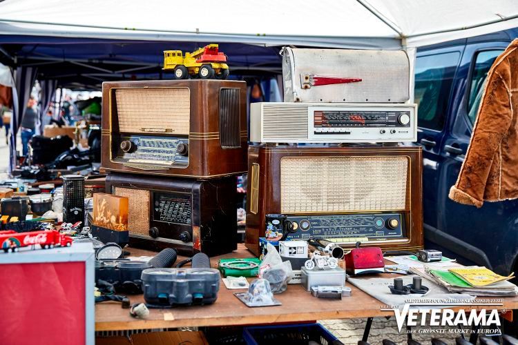 Oldtimer sind nicht nur Autos, sie sind nicht selten auch eine Lebenseinstellung. Entsprechendes „Drumherum“ darf auf einem echten Oldiemarkt ergo nicht fehlen.  (Bild: Veterama)