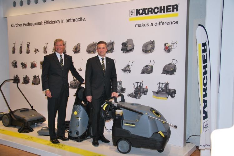 Hartmut Jenner, Vorsitzender der Kärcher-Geschäftsführung (l.), und Markus Asch, verantwortlich für den Produktbereich Professional, präsentieren die Produktlinie in der neuen Farbe. (Wenz)