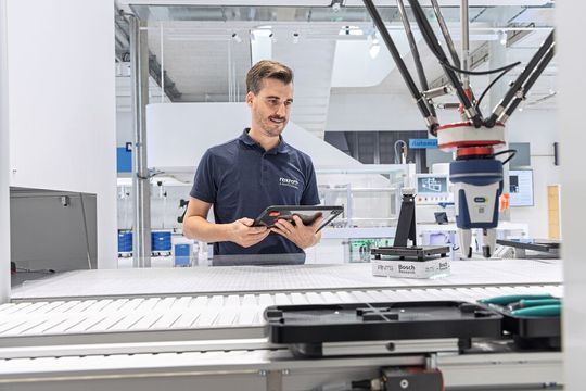 Über ein Tablet werden alle Funktionen der digitalen Modellfabrik gesteuert - von den  Maschinen bis hin zu Beleuchtung und Bildpräsentation.(Bild:  photodesign armin buhl)