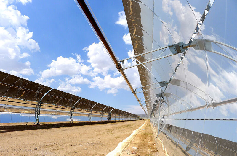 CSP-basierte Solarthermiekraftwerke – CSP steht für concentrated solar power – bündeln mittels verspiegelter Parabolrinnenkollektoren das einfallende Sonnenlicht und erhitzen auf diese Weise das in einer Vakuumröhre fließende Wärmeträgeröl.  (Wacker)